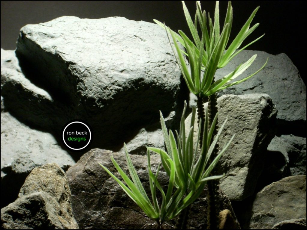 Ruilogod Green Plastic Terrarium Cactus Plant - Decoration For Reptile Tanks & Aquariums (7.5x5x16cm)