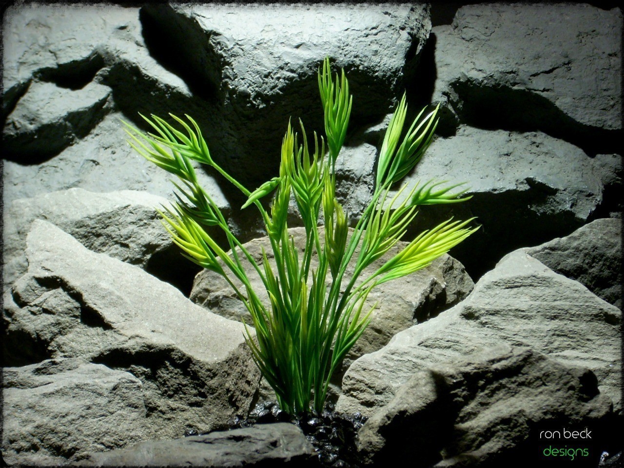 plastic aquarium plant- mermaid grass from ron beck designs pap223 2